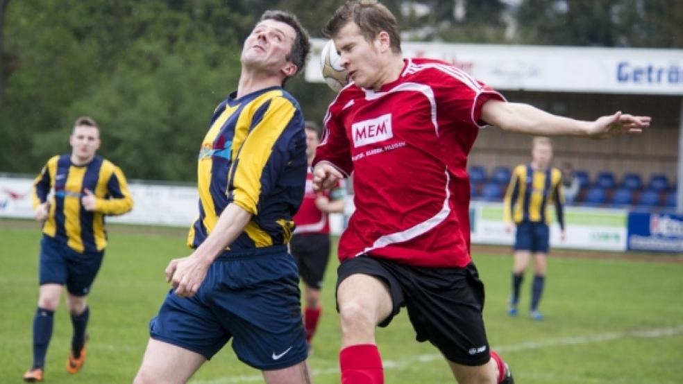 Wo ist das Leder? Weeners Detlef Köster im Kopfballduell.  © Foto: Mentrup