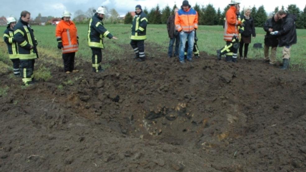 Einen stattlichen Krater hinterließ die Sprengung der Weltkriegs-Altlasten auf dem Acker nahe der Graf-Ulrich-Straße. © Szyska