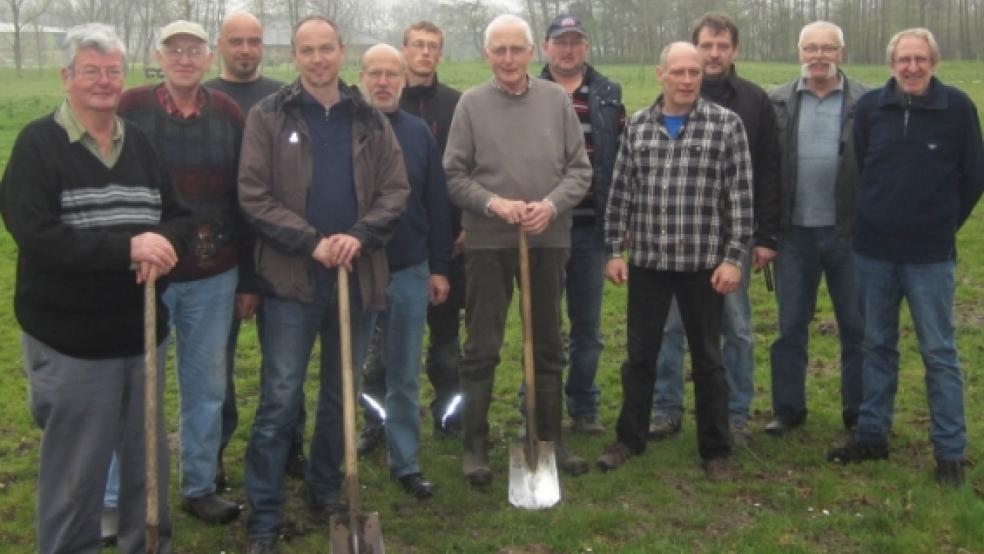 13 Helfer der Baumläufer, des Imkervereins und der Interessengemeinschaft beim Park-Einsatz. © privat