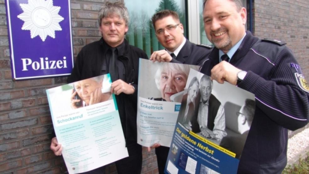 Stellten das Progamm für den Senioren-Präventionsnachmittag in Holthusen vor (von links): Arno Oltrop (Sachbearbeiter), Stephan Bohlken (Leiter der Polizeistation Weener) und Hermann Lampen (Präventionsbeauftragter). © Foto: Boelmann