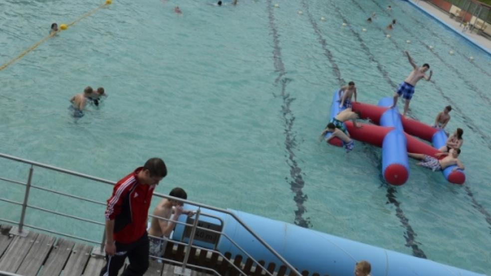 Schwimmmeister Markus Bakker (unten links) dreht seine Runde um das Friesenbad-Schwimmbecken. 362 Badegäste konnte er zum Auftakt in Weener begrüßen.  © Wübbena