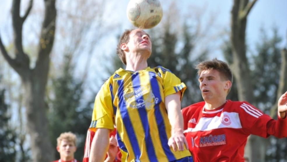 Vergeblich gestreckt haben sich der TuS Weener und Dennis Boelen gegen Großefehn. Am Ende hieß es 0:4. © Fotos: Bruins