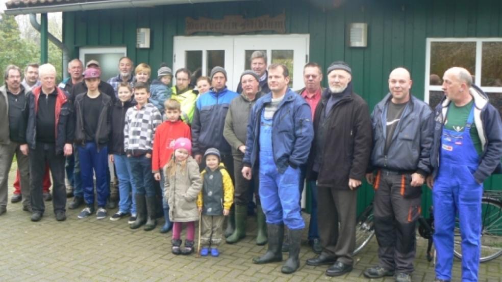 Frühjahrsputz in Midlum: Viele ehrenamtliche Helfer packten beim Umwelttag der Gemeinde Jemgum am Wochenende mit an. © Foto: de Winter