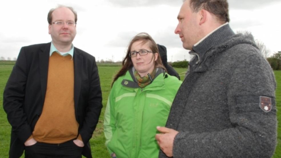 Minister Christian Meyer im Gespräch mit Andrea Sweers vom Bundesverband Deutscher Milchviehhalter und Landwirt Hero Schulte (rechts). © Foto: Hoegen