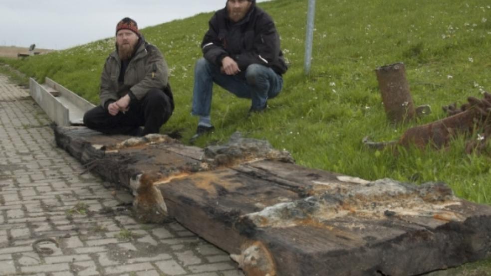 Ein historisches Schiffsruder zogen Mark Kruse und Kapitän Claas Bruhns (von links) beim Fischen aus der Nordsee. Nach ersten Schätzungen soll das Fundstück zwischen 200 und 300 Jahre alt sein. © Foto: de Winter