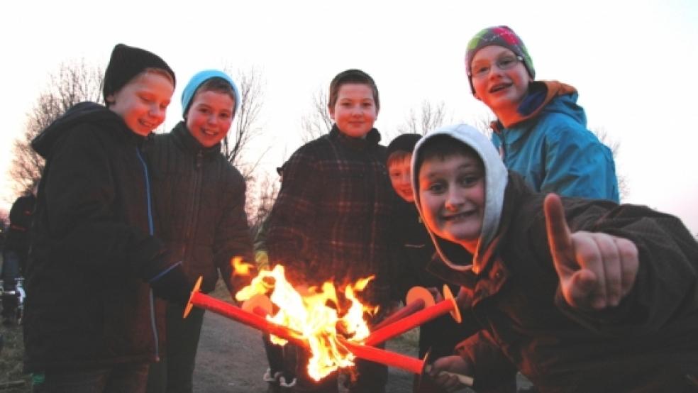 Vielerorts dürfen Jugendliche unter Aufsicht mit Fackeln das Osterfeuer entzünden. Unser Bild entstand im vergangenen Jahr in Möhlenwarf. © Foto: de Winter