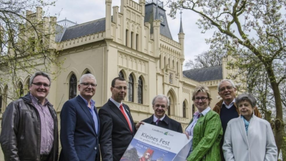 Scheuen keine Mühe fürs »Kleine Fest«: Kurt Radtke, Veranstalter Tourismus GmBH »Südliches Ostfriesland«, Conrad Lübbers, Orga-Team Zentrum für Gartenkultur Evenburg, Detlef Oetter, Sparkassen-Kulturstiftung LeerWittmund, Landrat Bernhard Bramlage, Signe Foetzki, Ostfriesische Landschaftliche Brandkasse, Harald Böhlmann Künstlerischer Direktor »Kleines Fest«, Ghita Cleri, Künstlerische Leitung »Kleines Fest« (von links). © Foto: Wübbena