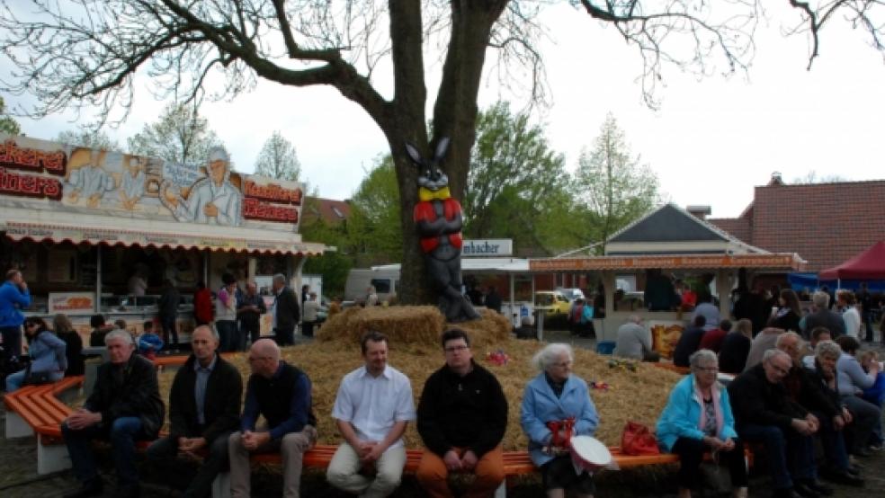 Ein riesiges Nest mit bunten Eiern und ein stehender »Meister Lampe« waren am Wochenende auf dem Ostermarkt in Ditzum die passende Dekoration auf dem Hermann-Tempel-Platz, seit mehr als 20 Jahren »Heimat« des Ditzumer Ostermarktes. Die neue Sitzgelegenheit rund um den ehemaligen Osterbaum nutzten viele Besucher für eine kleine Pause.   © Kuper