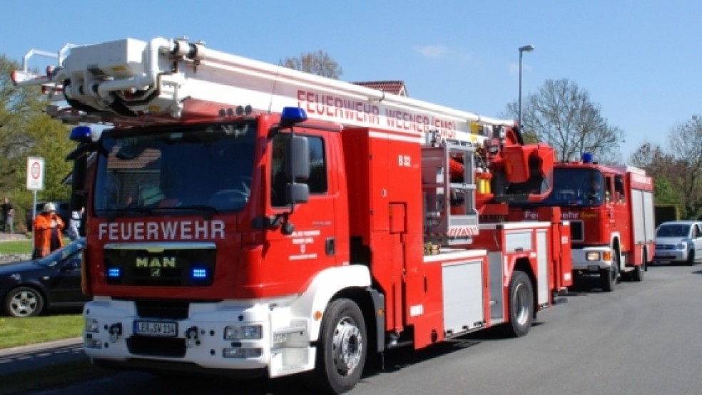 Mit vier Fahrzeugen stand die Feuerwehr Weener vor dem Gerätehaus in Diele - und rückte gleich wieder ab. © Hoegen