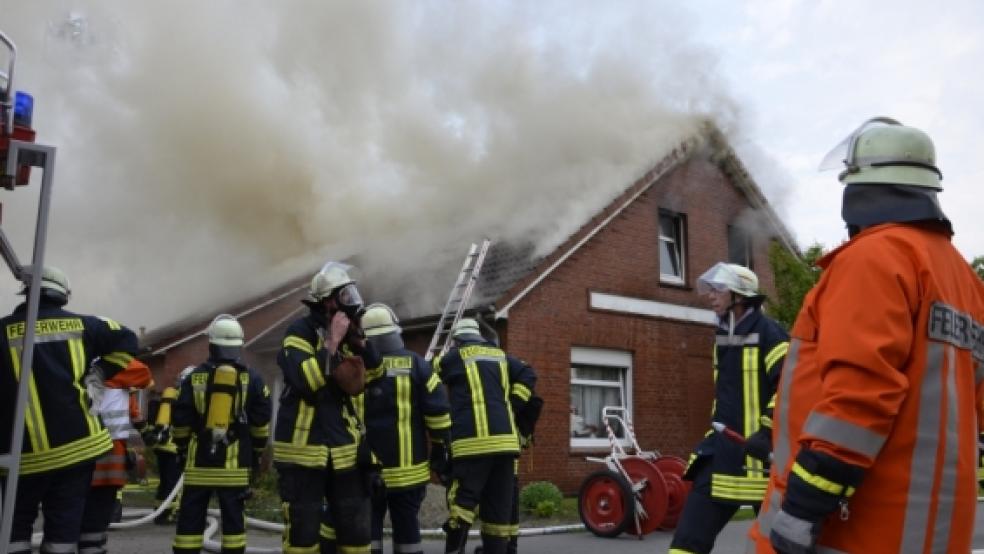 Dichte Rauchschwaden bildeten sich über dem brennenden Wohnhaus in Weenermoor, das direkt neben der Kirche liegt. Bei dem Feuer ist niemand zu Schaden gekommen. © Wübbena