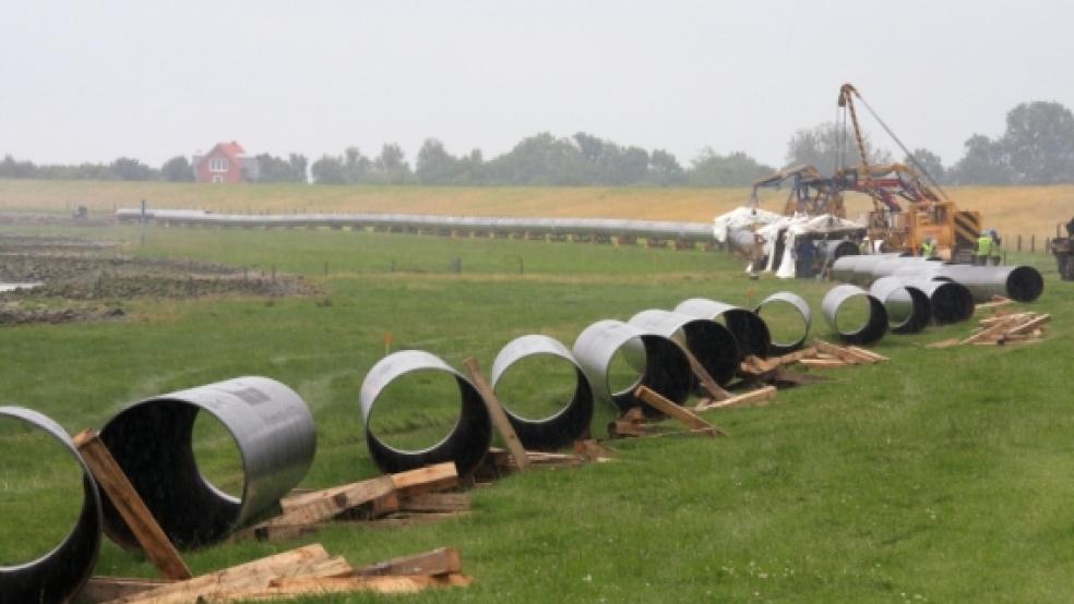 Die Leitung zum Soletransport wurde im September 2008 am Emsdeich in Jemgum verlegt und fünf Jahre später nach einer Leckage stillgelegt. Nach einer Sanierung soll die Pipeline im August wieder in Betrieb gehen. © Foto: privat