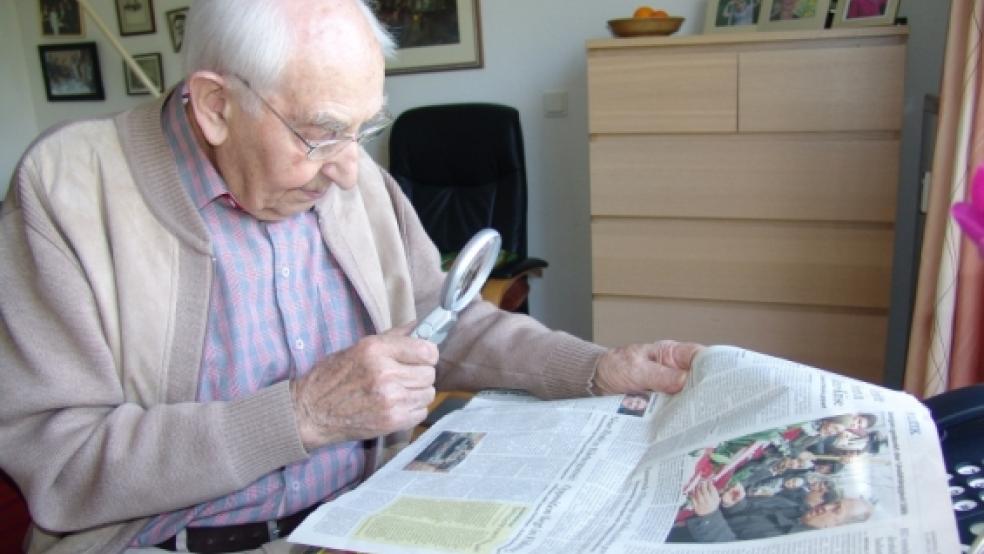 Amos Hensmann liest jeden Tag Zeitung. Der 95-Jährige ist der älteste Bürger in der Gemeinde Jemgum. © Foto: Boelmann