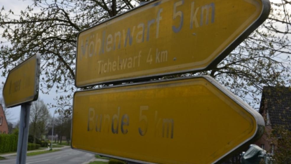 Die Verkehrsschilder am Ortseingang in Wymeer können noch nicht erneuert werden.  © Foto: Wübbena