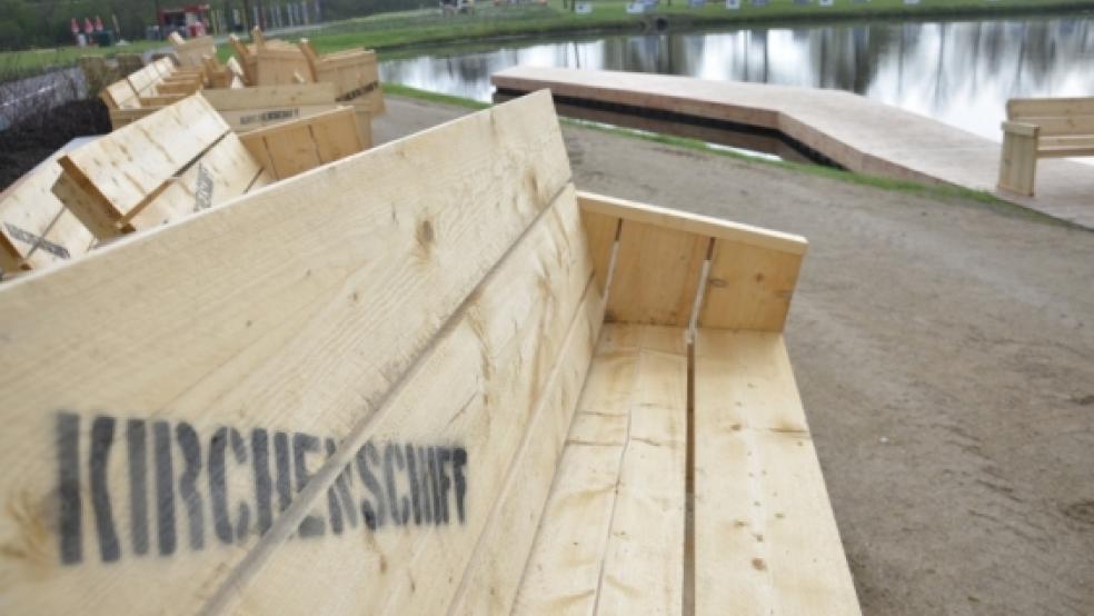 Das »Kirchenschiff« ist auf dem Gelände der Landesgartenschau in Papenburg als Treffpunkt direkt am Wasser und Ort zum Verweilen konzipiert. © Foto: Wübbena