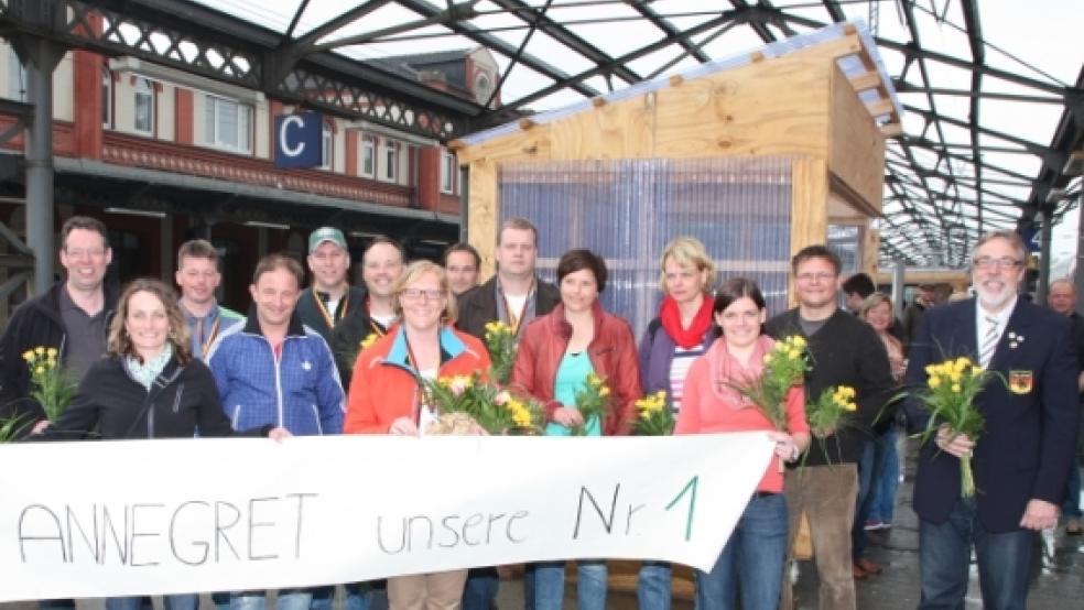 Empfangskomitee am Bahnhof Leer: Mitglieder der DLRG Weener begrüßten die frischgebackenene Deutsche Meisterin Annegret Peters (Mitte). © Foto: Loger