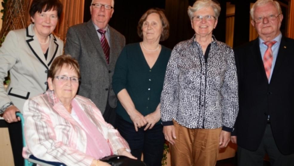 Die Gründungsmitglieder Erika Koenen (vorne), Christa von der Pütten (Mitte) und Edith Huisinga (2. von rechts) wurden auf dem Benefiz-Abend geehrt. Rechts: Schirmherr Dr. Rudolf Seiters. Von links: Jantine Venegeerts und Jan-Dieter van Hoorn vom Vorstand des Vereins.  © Foto: Hanken