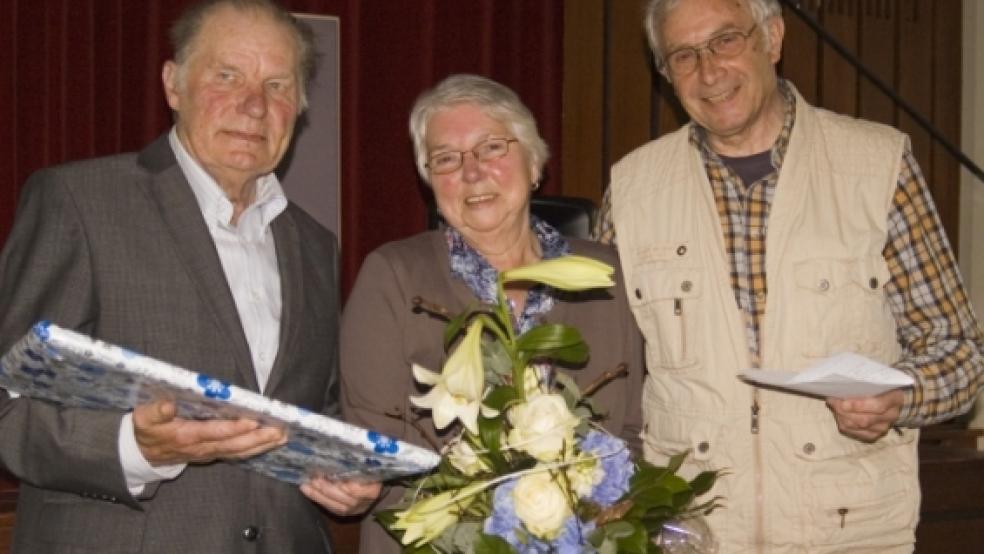 Beifall und Geschenke zum Abschied: Wanda und Fritz Köller waren mehr als 30 Jahre in der Altenarbeitsgemeinschaft Stapelmoor aktiv. Vorsitzender Gerhard Daalmeyer (rechts) würdigte ihr Engagement.  © Foto: de Winter