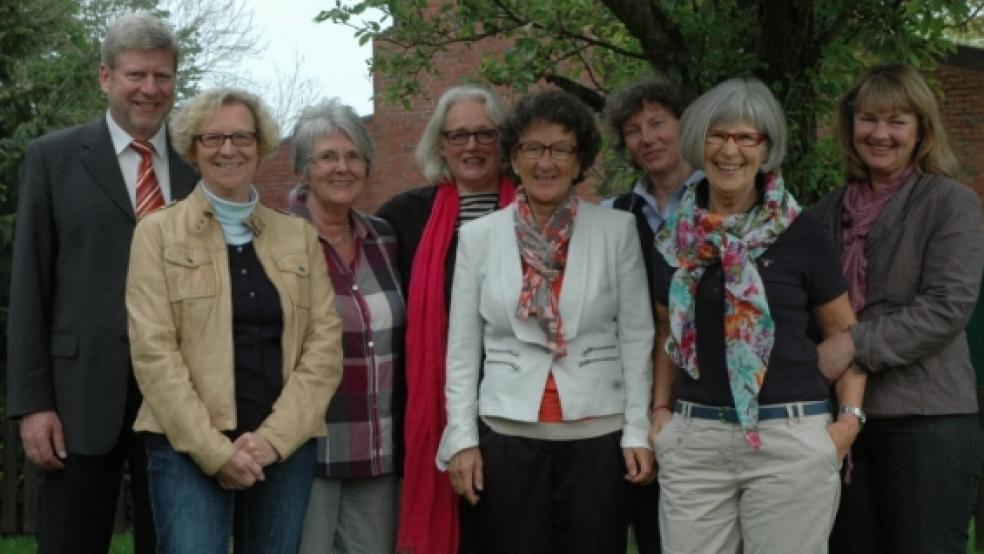 Freuen sich über die finanzielle Förderung der Streuobstwiese in Ditzum: Bürgermeister Johann Tempel sowie Adeltraud Bertelsbeck, Angelika Höfelmann, Heike Frerichs-Meinders, Anke Schröder, Hinriette Bruhns, Felicia Sobeck und Carola Bruhns vom Arbeitskreis »Proten un Planten«. Auf dem Bild fehlt Almuth de Vries. © Szyska