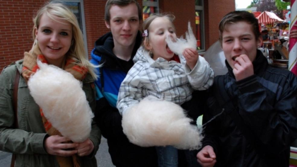 »Zuckerwatte ist eine süße Sache«, stellten Tanja Antons, Sven Jörg Harms mit Dana Marthe Wiedenstried auf dem Arm und Pascal-Marko Schoon fest. Gemeinsam ließen es sich diese Besucher des Johannimarktes in Weener gut gehen.  © Foto: Kuper 