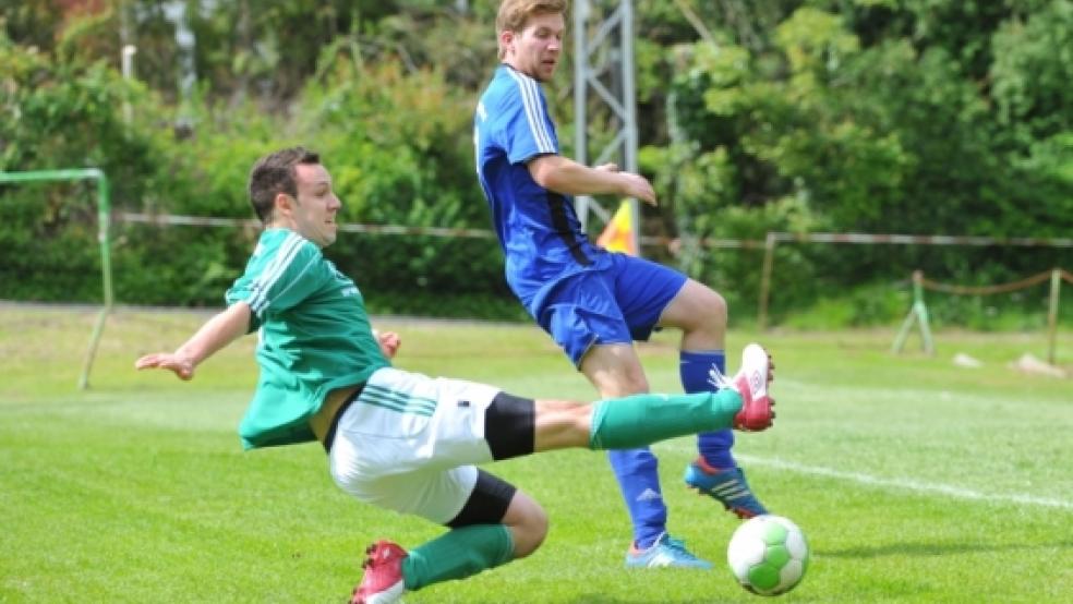 Ein umkämpftes Rheiderland-Derby lieferten sich Stapelmoor (links: Nico Wessels) und Ditzumerverlaat (rechts: Thomas Wilken). © Foto: Bruins