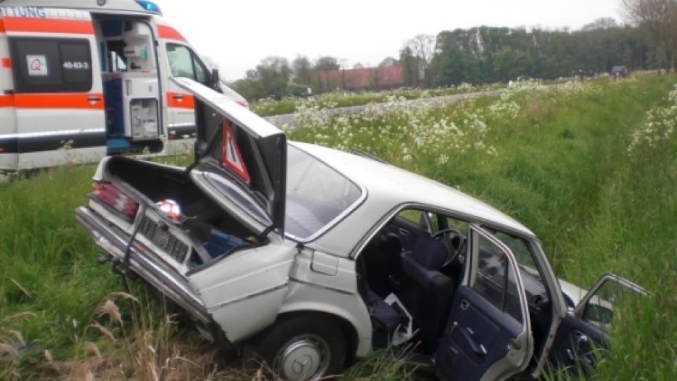 Aufgrund des Aufpralls wurde der Mercedes einer niederländischen Fahrerin in Höhe Hörnhusen bei Weener in den Graben an der Bundesstraße B 436 geschleudert. Die 40-Jährige hatte mit drei Kindern im Auto gesessen. Sie erlitten ebenso Verletzungen wie eine 74-jährige Emderin und ihr Beifahrer in einem Mazda. © Polizei