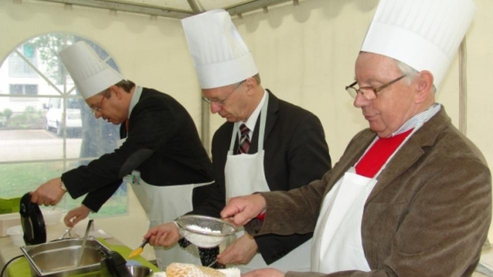 Viele Waffeln haben Holger Glien­­ke (Klinikum-Geschäftsführer), Bernhard Bramlage (Landrat) und Jakobus Baumann (Vorsitzender des Krankenhausvereins, von links) gestern beim Tag der offenen Tür des Krankenhauses Rheiderland für die Besucher gebacken.  © Boelmann