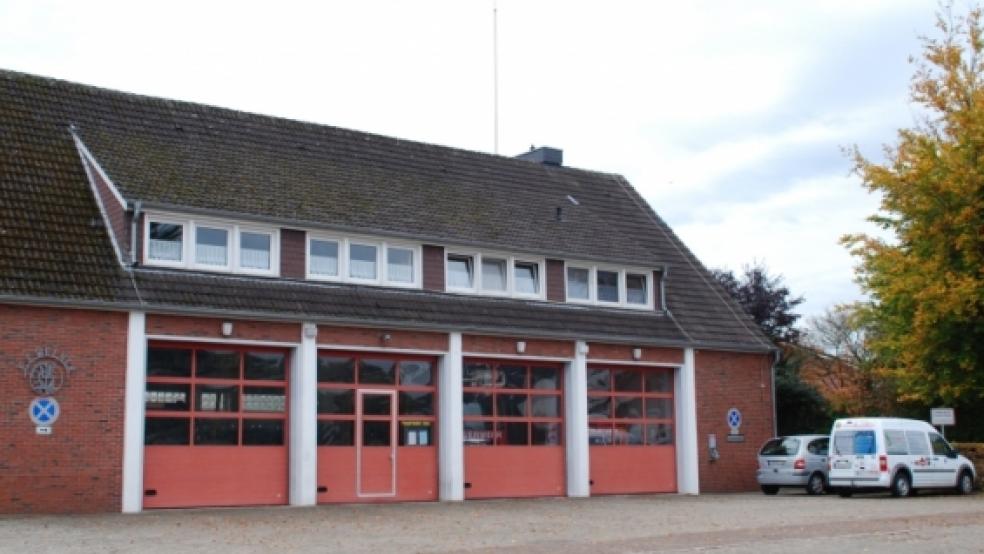 Das alte Feuerwehrhaus an der Kreuzstraße soll durch einen Neubau ersetzt werden, der wahrscheinlich an der B 436 auf dem Ecks-Gelände entstehen wird. © Hoegen