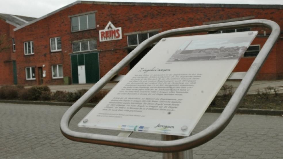 Die mittlerweile stillgelegte Ziegelei Reins im Jemgumer Ortskern. Unter dem Gebäudekomplex soll sich ein Massengrab befinden. © Szyksa