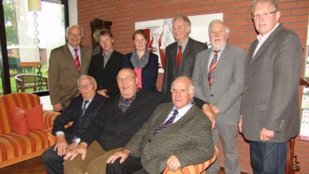 Freuen sich auf den Festgottesdienst zum 40. Geburtstag des Diakonieverbandes als Träger des Altenzentrums Rheiderland: Wilhelm Garen, Helmut Steen, Dr. Enno Conring (von links, sitzend) sowie Gerhard Smeding-Terveer, Andreas Cramer, Tine Gerke, Johann Alberts, Egon Smid und Anno Steevens (von links, stehend). © Foto: Boelmann