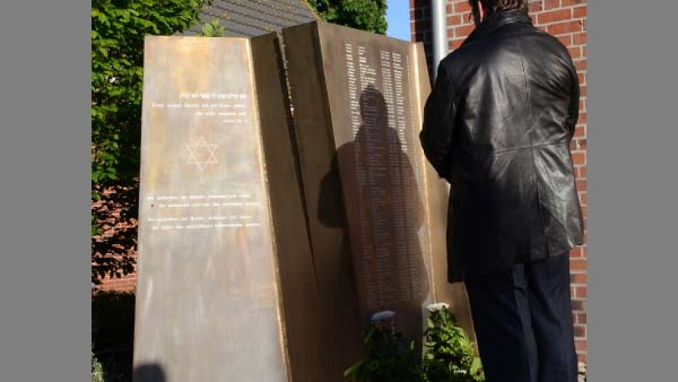 Stilles Gedenken: Einer der Nachkommen von Rachel Nussbaum vor dem Denkmal in Bunde. © Fotos: Hanken
