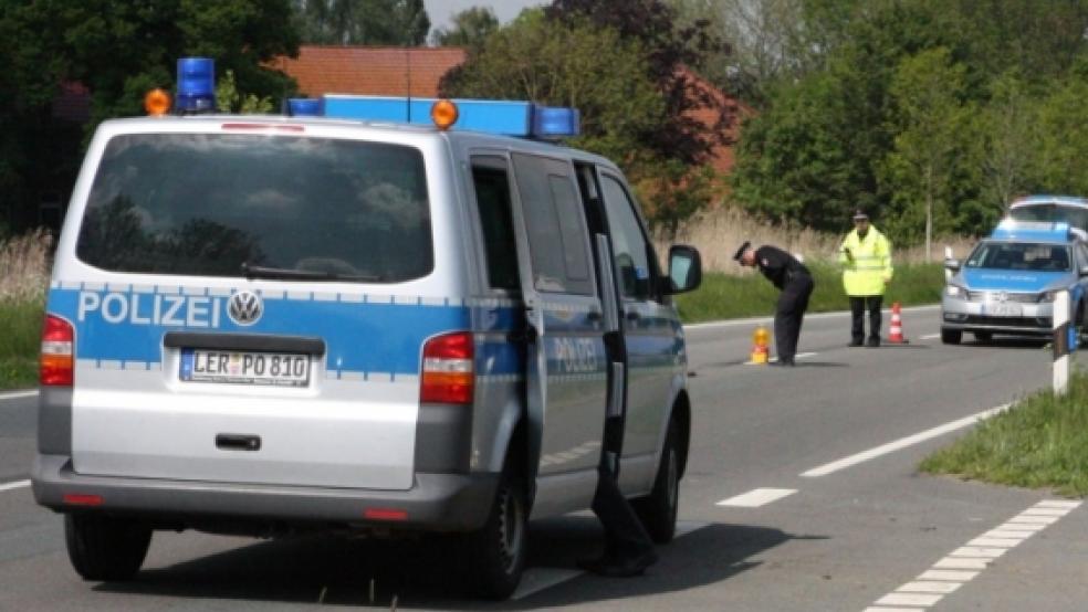 Bei einem schweren Verkehrsunfall auf der B 436 ist am Samstag bei Weener ein Niederländer getötet worden. © Foto: Loger