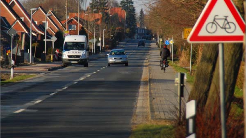 Bald komplett gesperrt sein wird die Boenster Straße in Bunde für den Durchgangsverkehr. In der kommenden Woche beginnen hier die Ausbauarbeiten. © Archivfoto: Hanken