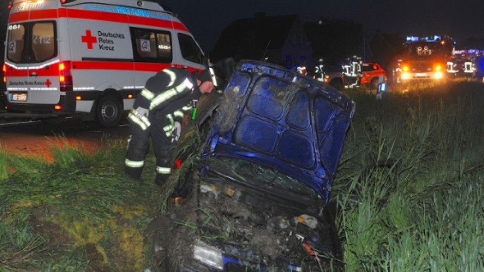 In einer Kurve hat der Fahrer des Unfallwagens vermutlich die Kontrolle über sein Fahrzeug verloren und fuhr in den angrenzenden Graben. Er und ein Beifahrer wurden leicht verletzt. © Bruins