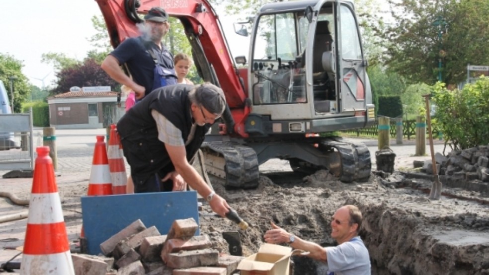 Im Untergrund des Kellingwold hatte ein Rohrbruch gestern schwere Folgen. Der Unterricht an Grund- und Oberschule fiel aus. Mitarbeiter des Wasserversorgungsverbandes richteten den Schaden. © Foto: Garrels