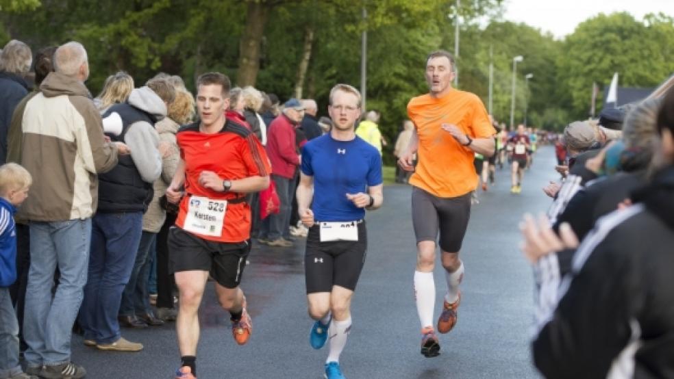 Schnell auf den Beinen: Der Midlumer Karsten Pilney (l.) gehört bei seiner Ossiloop-Premiere zu den besten 100 Teilnehmern. © Foto: Mentrup