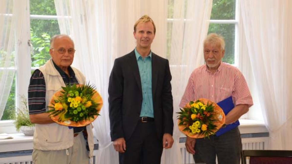 Abschied für zwei langjährige Wahlhelfer: Links im Bild Georg Bultmann aus Kirchborgum (45 Jahre ehrenamtlich als Wahlhelfer tätig), rechts Wolfgang Wissing aus Vellage (32 Jahre als Wahlhelfer aktiv). In der Bildmitte der Erste Stadtrat Hermann Welp. © Foto: privat