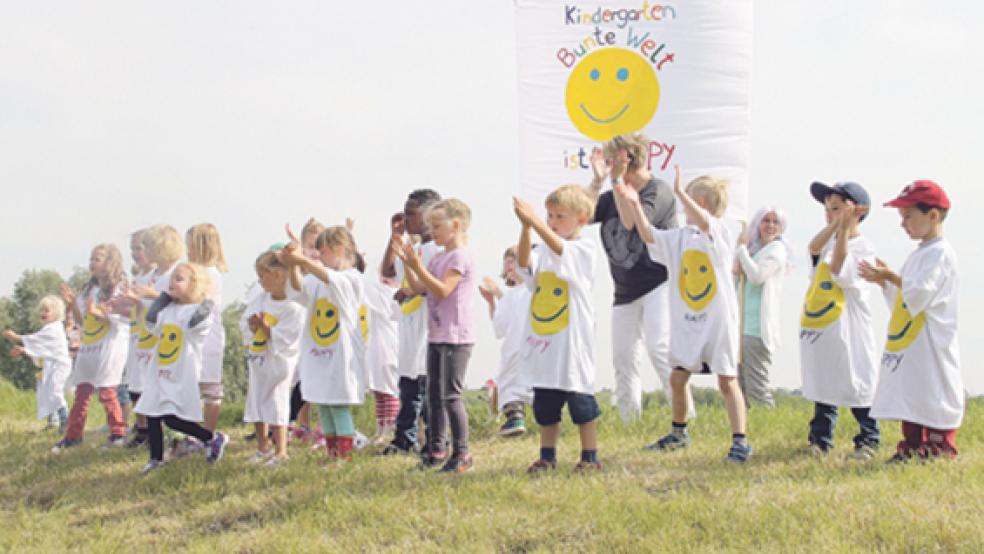 Ein Teil der Kinder vom Kindergarten »Bunte Welt« tanzt mit selbstbemalten T-Shirts zum Song »Happy«. Fotos: Garrels © 