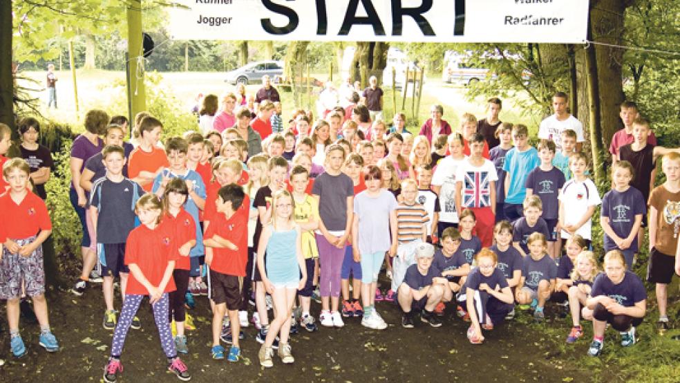 Fast 150 Kinder von den Grundschulen Stapelmoor und Stapelmoorerheide, sowie der Pestalozzi-Schule Weener kamen für den Erwerb des Laufabzeichens in den Stapelmoorer Park. . © Foto: de Winter