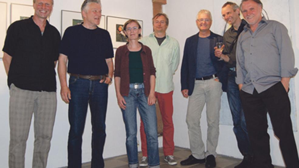 Die beteiligten Künstler, soweit sie zur Vernissage kommen konnten (von links): Eckart Gedenk, Hausherr Ulrich Schnelle, Ulrike Schulte, Ludger Braukhoff, Paul Weßels, Reiner Will und Zoppe Voskuhl. © Foto: Hoegen