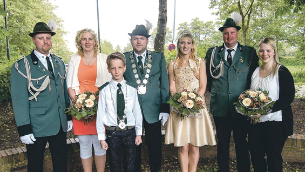 Das neue Königshaus des Schützenvereins Diele nach der Proklamation. Von links 1. Adjutant Michael Vry, seine Frau Friederike, Jugendkönig Patrick Swart, König Michael Niemann mit seiner Königin Nicole und 2. Adjutant Andreas Vry mit seiner Frau Jessica.  © 