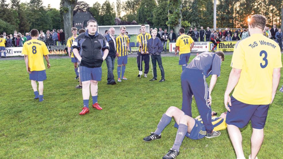 Enttäuschung herrscht beim TuS Weener in den ersten Minuten nach dem Abpfiff.  © Fotos: Bruins