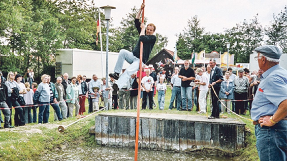 Kraft und Geschicklichkeit ist beim Pulsstock-Springen gefragt. Zum 26. Mal werden die Ostfriesland-Meisterschaften in Verlaat ausgetragen. © Foto: Archiv