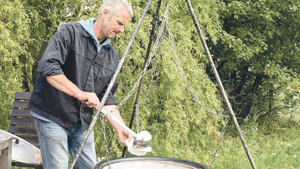 80.000 Euro aus Ostfriesland halfen Berufsfischer Gernot Quaschny beim Wiederaufbaus eines Betriebes in Fischbeck. Zur »Wiedereröffnung« gab er den ganzen Tag Fischsuppe an seine zahlreichen Gäste aus. © Foto: Diercks