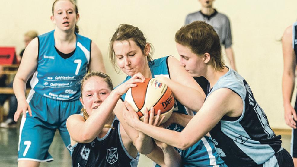 Verbissen wehrten sich Weeners Basketballerinnen um Sandra Karels (Mitte), gegen Meppen hatten sie dennoch keine Chance.. © Foto: Mentrup