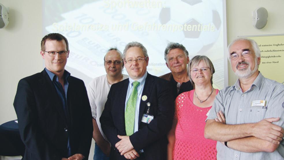 Nahmen an der Fachtagung »Sucht aktuell« im Krankenhaus Rheiderland teil (v. l.): Referent Dr. Tobias Hayer, Ingolf Majuntke (Koordinator der Suchtkrankenhilfe), Holger Glienke (Klinikum-Geschäftsführer), Jürgen Dietrich (Geschäftsführer der Suchtkrankenhilfe Ostfriesland), Katrin Gawenda (Haus Fresena) und Franz-Josef Hopmann (Suchttherapeut). © Foto: Boelmann