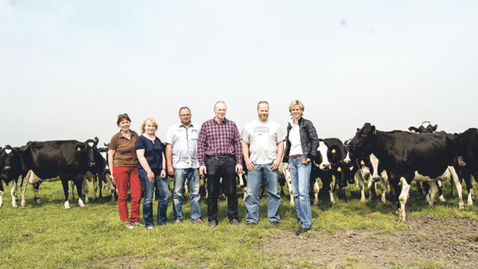 Das Team des »Offenen Hofes« und etliche neugierige Kühe. Die Schwarzbunten drängelten sich förmlich auf das Gruppenfoto. Im Bild von links die beiden Landfrauen Hanna Hilbrands und Anja Nagel, Zweigvereins-Vizechef Albert Aeissen, Amos und Jan Venema sowie Insa Schnau vom Landwirtschaftlichen Hauptverein für Ostfriesland. © Foto: Hoegen