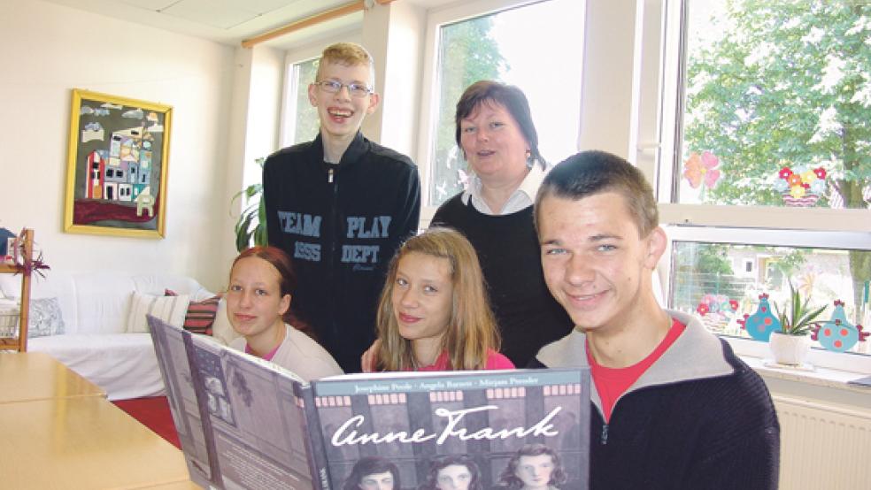 Freuen sich über den ersten Platz beim Jugendwettbewerb »Anne Frank heute« (von links): Patricia, Benjamin, Julia, Doris Tiede-Dannen und Dominik von der Pestalozzischule in Weener.  © Foto: Boelmann 