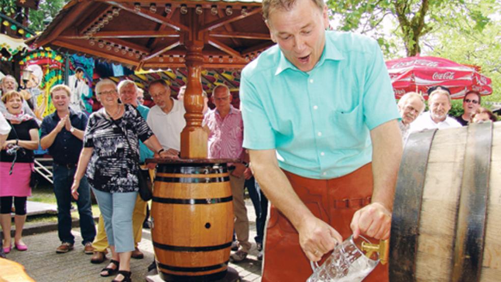 Gerald Sap hat auf dem Pfingstmarkt in Bunde erstmals ein Bierfass angestochen.  © Foto: Boelmann