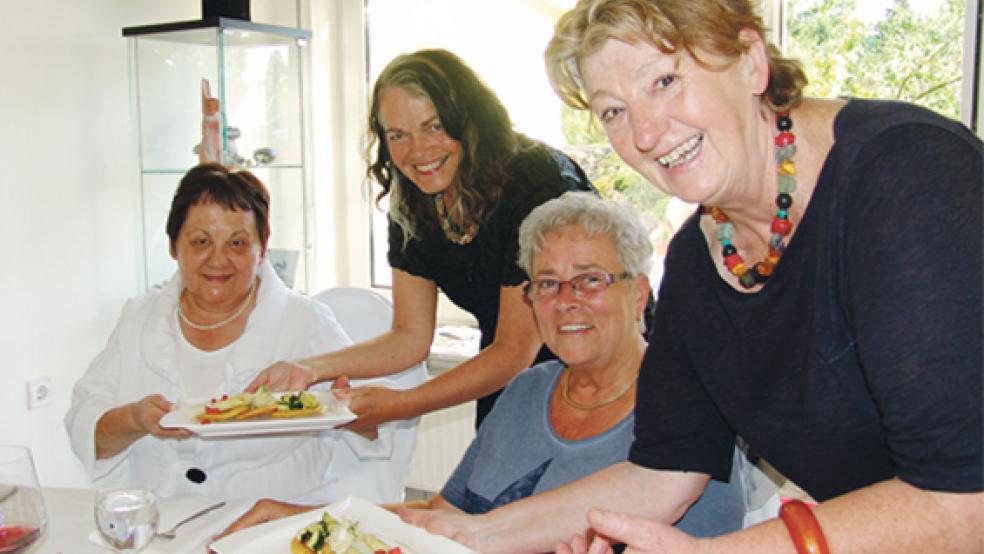 42. Ostfrieslandmahl in Weener: die beiden Gäste Barbara Schmidt und Hanne Dürer (1. u. 3. von links) ließen sich ihr Essen von Wilma Mencke (Hasenkabinett) und Veronika Nölle (Verein »ONNO«) kredenzen.  © Foto: Boelmann