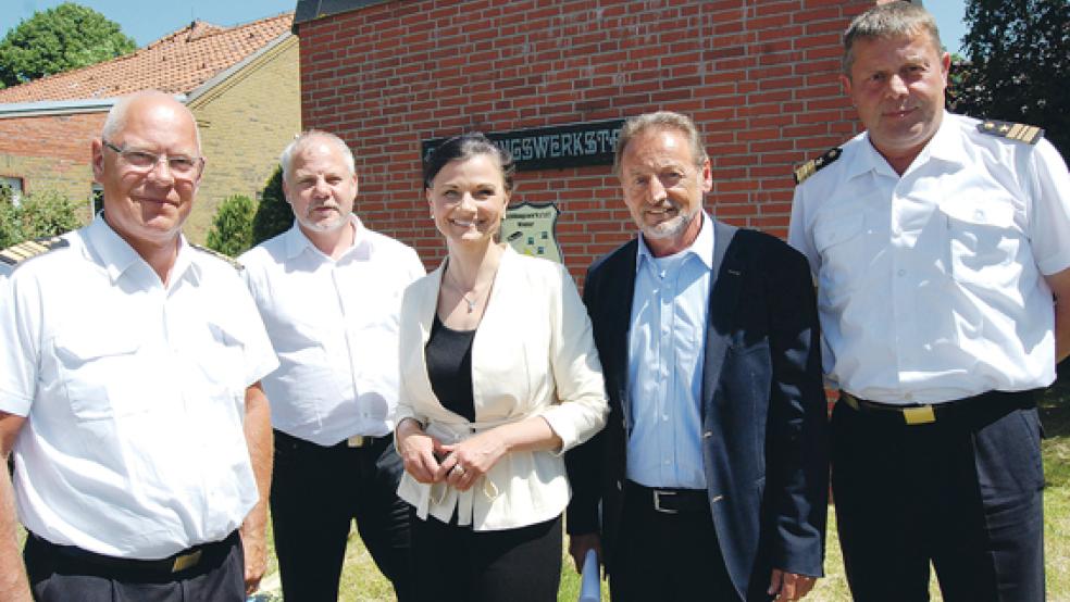 Fregattenkapitän Lothar Koch, Werkstattleiter Uwe Neesen, die CDU-Bundestagsabgeordnete Gitta Connemann, Bürgermeister Wilhelm Dreesmann und Kapitänleutnant Michael Reemts, Leiter des Marinelagers (von links).  © Foto: Hoegen